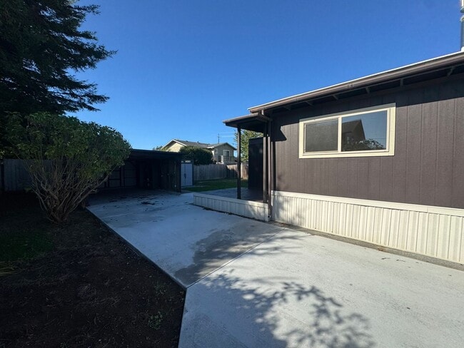 Building Photo - Sweet in-town mobile, very cute 1 bedroom ...