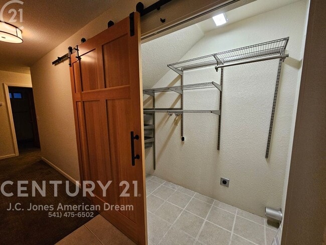 Building Photo - Prime Southern Oregon Location for the Outdoor Enthusiast