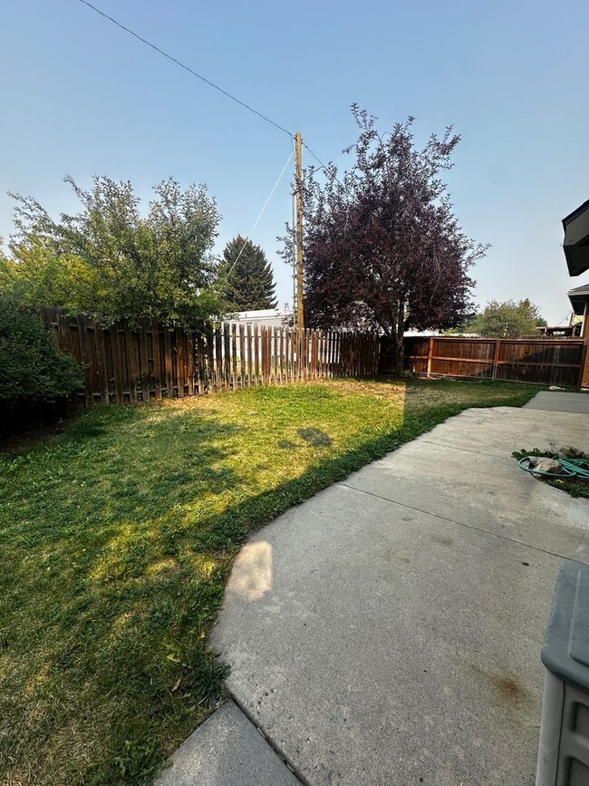 Building Photo - Beautiful 4 bedroom Home located in Centra...