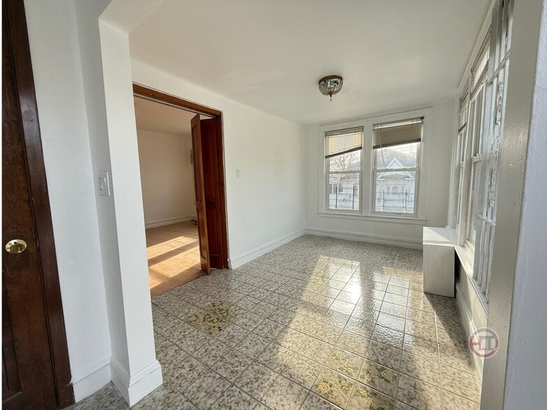 Building Photo - 3070 Coddington Ave