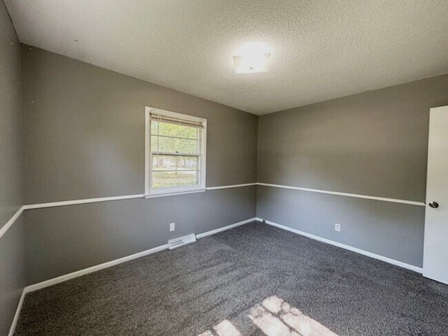 Building Photo - ESTABLISHED NEIGHBORHOOD!!  4 Bedroom, 2 Bath Home in Ankeny