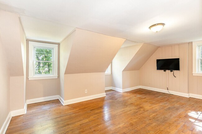Building Photo - Green Hills Apartment for Rent!