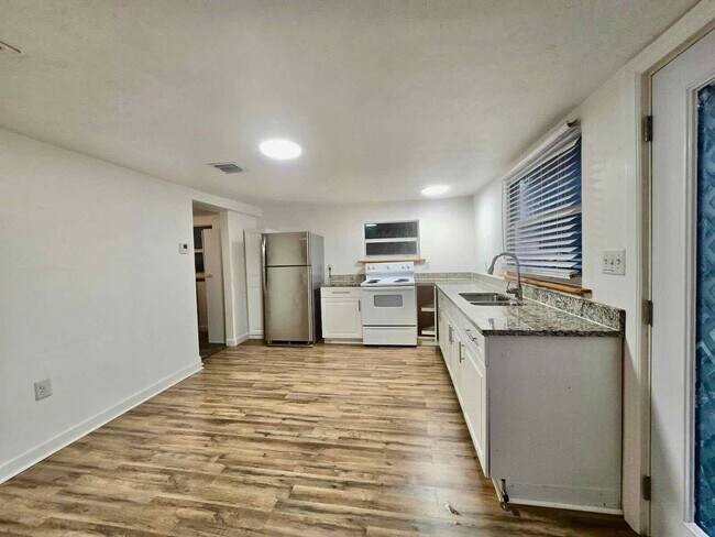 Building Photo - 3901 Lakewood Rd