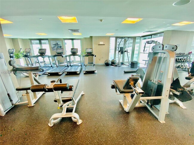 Building Photo - 950 Brickell Bay Dr