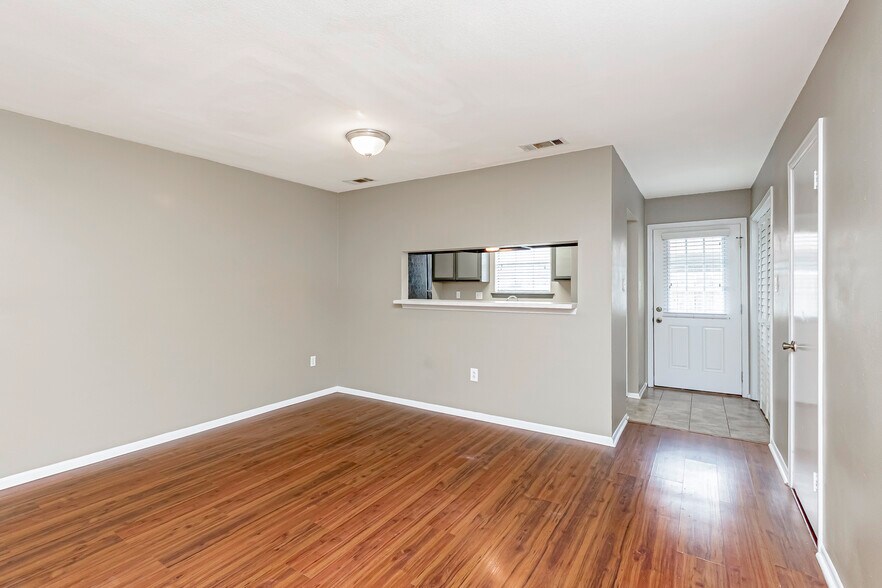 Wood floors in Den - 4352 Stumberg Ln