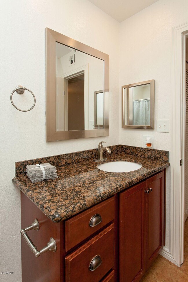 Building Photo - 3228 W Lisbon Ln