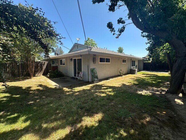 Building Photo - Two Bedroom in Great Location!