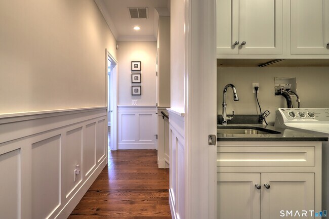 Building Photo - 30 Narrow St