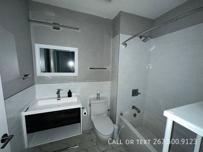 Building Photo - 1523 W Girard Ave