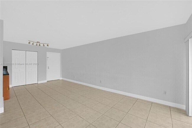 Building Photo - 8889 Fontainebleau Blvd