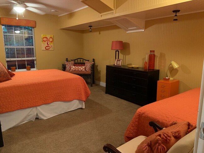 Building Photo - Fully furnished 2/2 corporate and long ter...