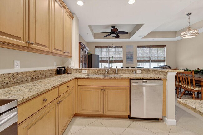 Building Photo - 11860 Valencia Gardens Ave