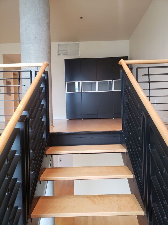 Building Photo - Wonderful Two story Penthouse Condo! Water...