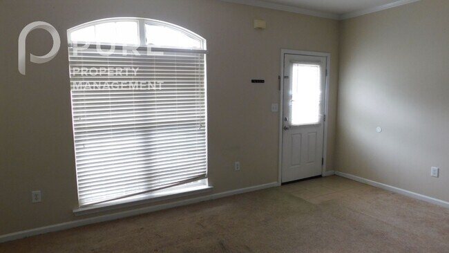 Building Photo - 206 Park Village Cir