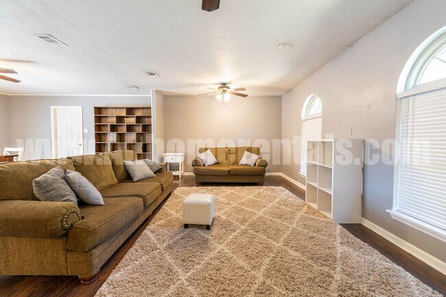 Building Photo - Spacious Home for Rent!