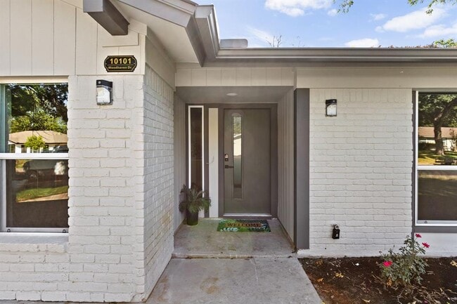 Building Photo - 10101 Woodhaven Dr