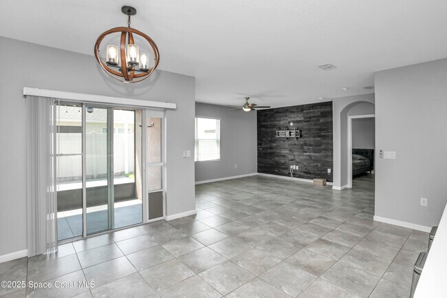 Building Photo - 975 Newton Cir