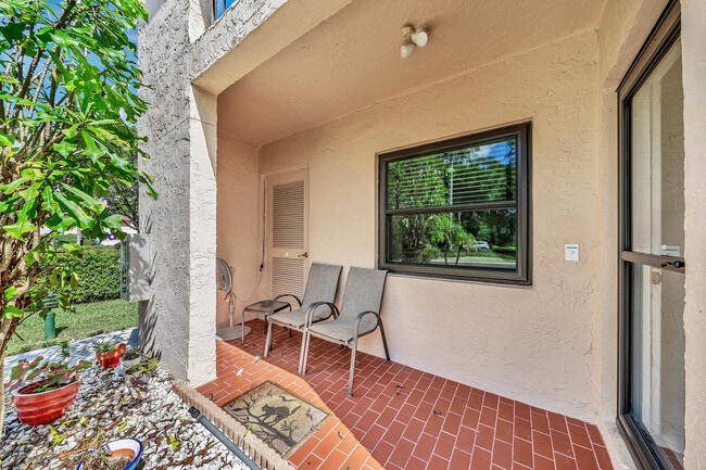 Building Photo - 9285 Vista del Lago