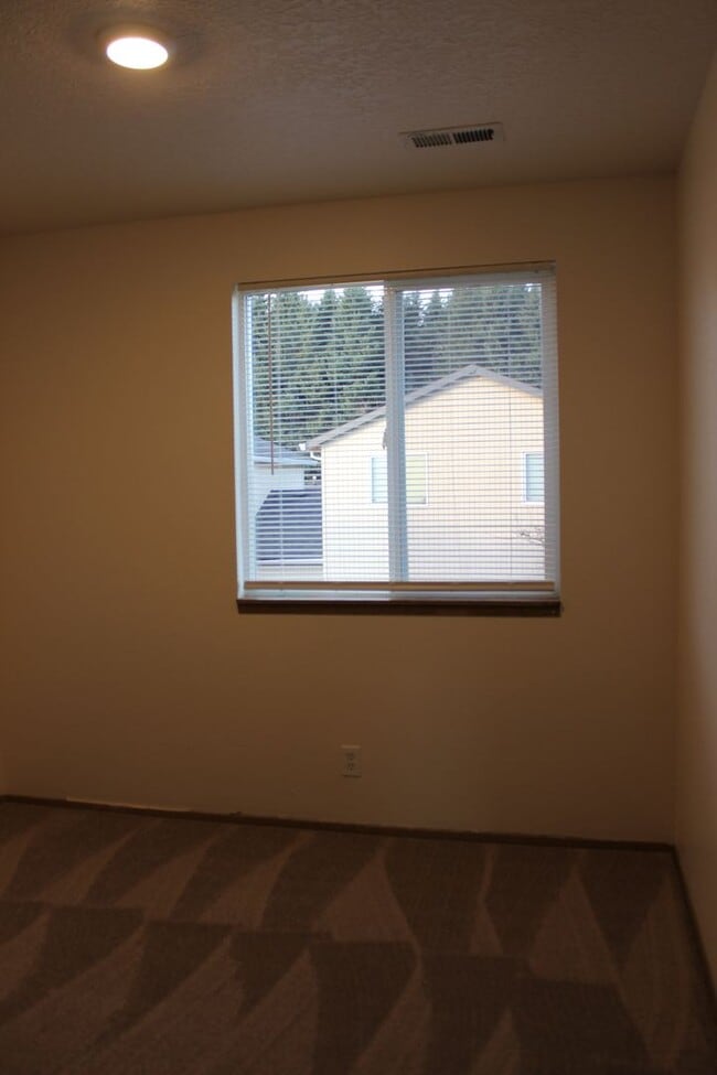 Building Photo - Three bedroom townhouse