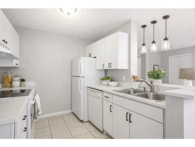 Building Photo - 5992 Summerhill - 2 beds unit with elevator access