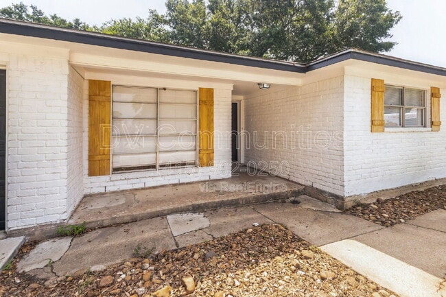 Building Photo - 2107 Lamar Dr