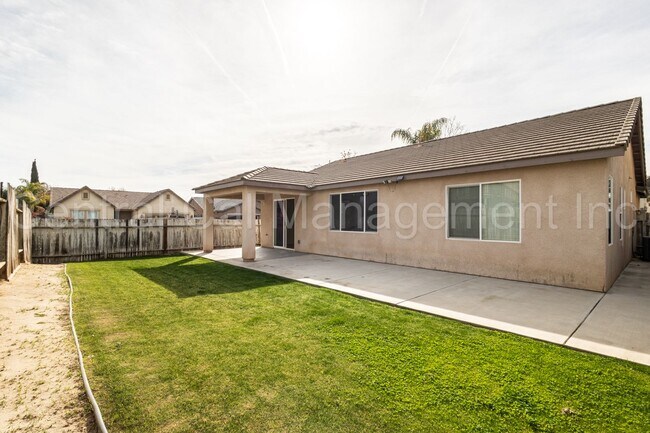 Building Photo - 3 Bedroom/2 Bath home located in the Desired Northwest - $2395 per Month!