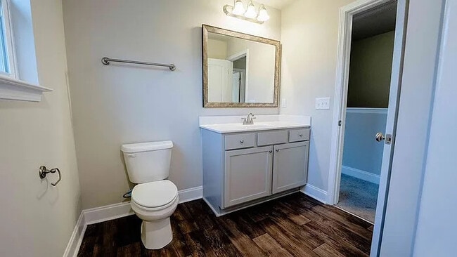 Building Photo - 2 Bedroom/1.5 bathroom