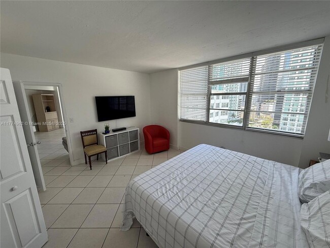 Building Photo - 801 Brickell Bay Dr