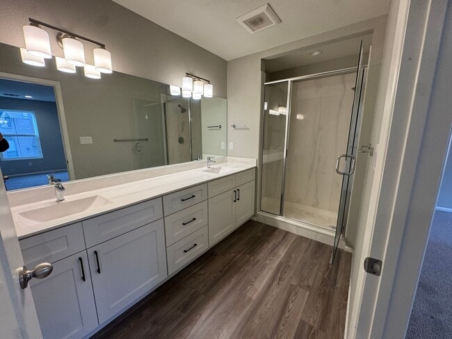 Building Photo - Villa Loma Town Home