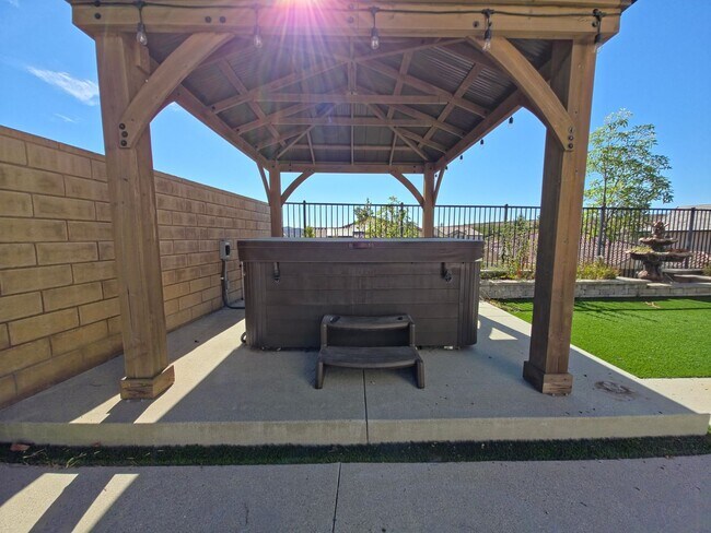 Building Photo - MOVE-IN READY 5+4 in Simi w/mountain views...