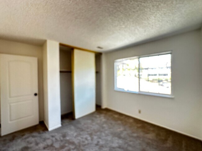 Building Photo - Bridgeview top floor condo with tree top w...