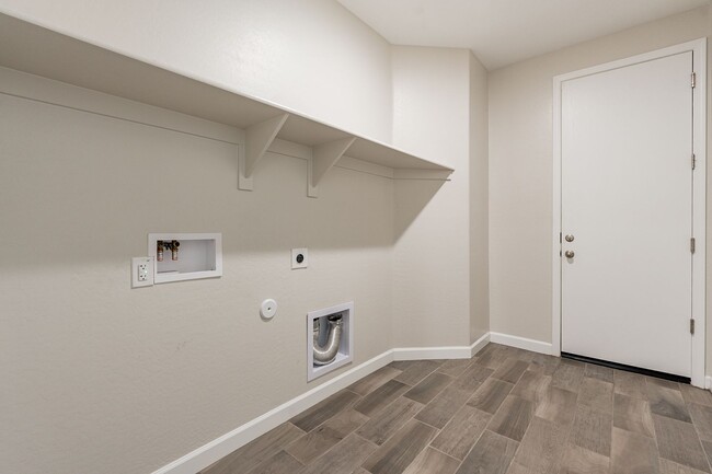 Building Photo - Beautiful and Spacious Single-Level Family...
