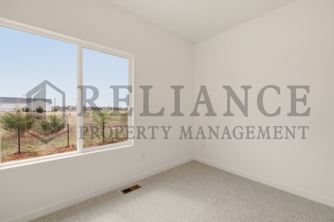 Building Photo - 5249 N Pinecrest Ct