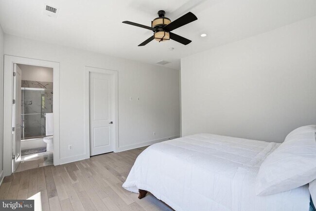 Building Photo - 1513 Oakview Dr