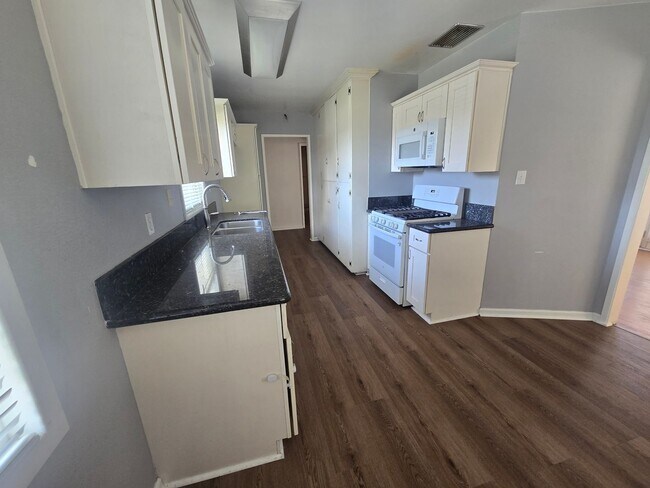 Building Photo - 778 S Albertson Ave