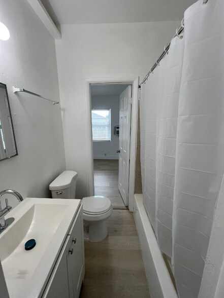 Building Photo - 320 NE 13th Ave