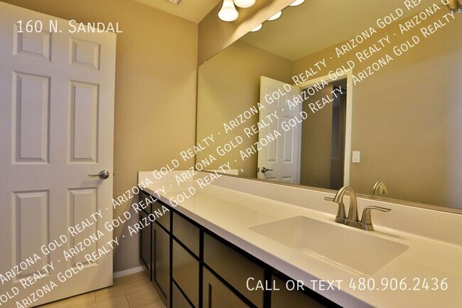Building Photo - 160 N. Sandal-