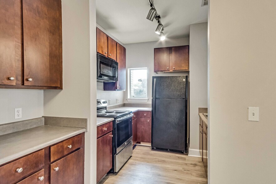 Building Photo - Room in Condo on Crossing Pl