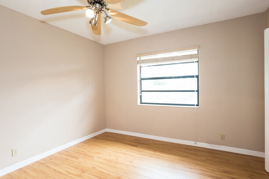 Building Photo - 518 Azure Ave