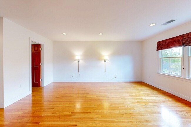 Building Photo - 270 Waterman St