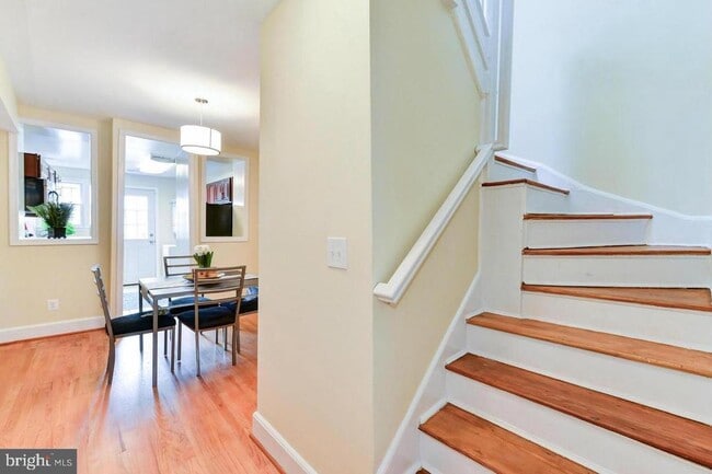 Building Photo - 1648 L St NE