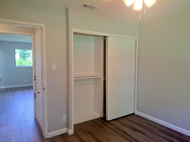 Building Photo - 4 Bedroom / 2 Bath / 2 Car Garage