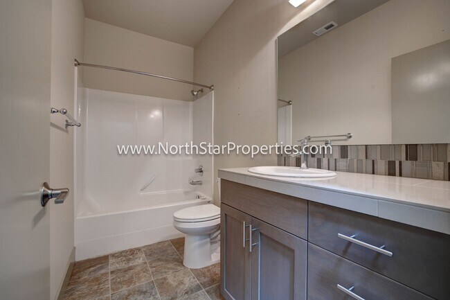 Building Photo - Town home located in west side Bend