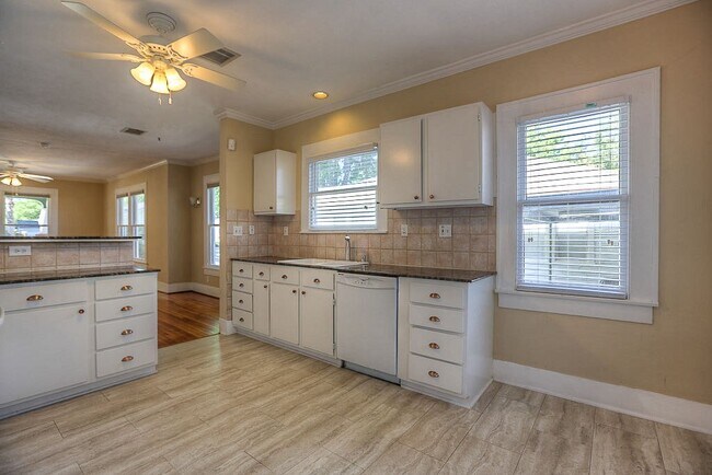 Building Photo - 1119 Jerome St