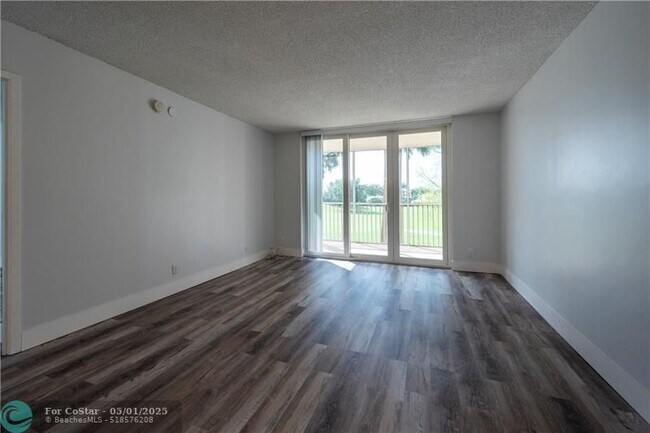 Building Photo - 250 Jacaranda Dr