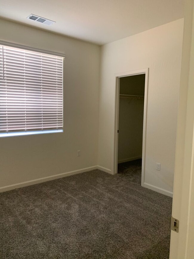 Building Photo - Move in ready!