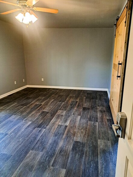 Building Photo - 671 W Clark Rd