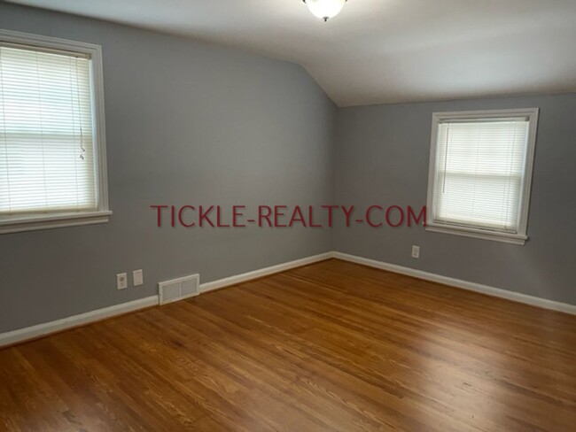 Building Photo - 3 Bedroom, 1 Bath, Central Air, Garage, Fu...