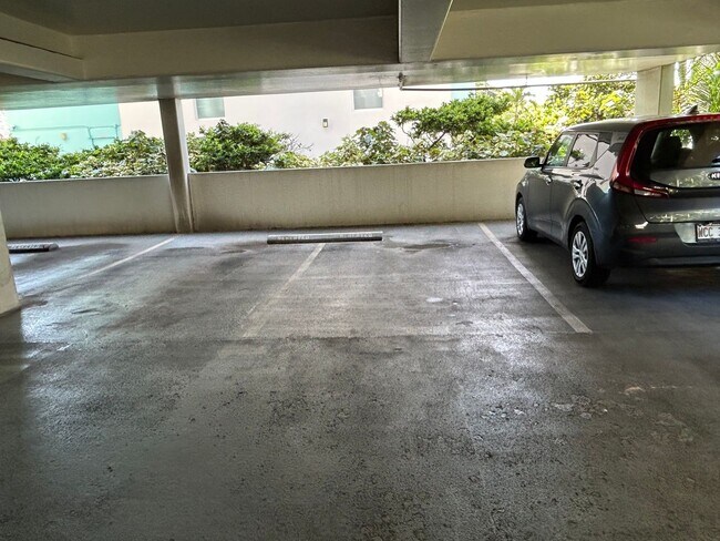 Building Photo - Crescent Park, 2 bedroom, 2 bathroom, with washer/dryer in apartment, Huge Diamond Head view from...