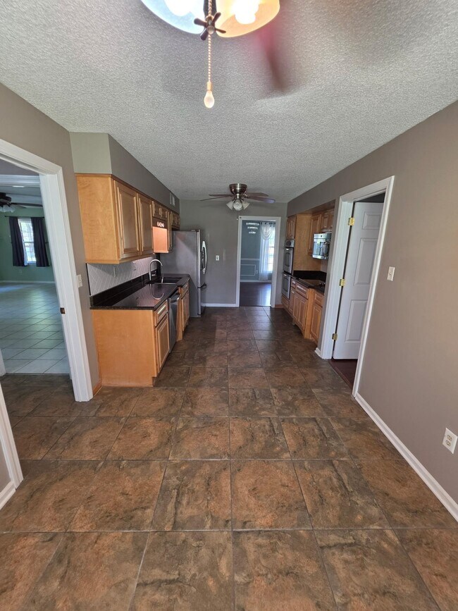 Building Photo - 4580 Shadowlawn Rd